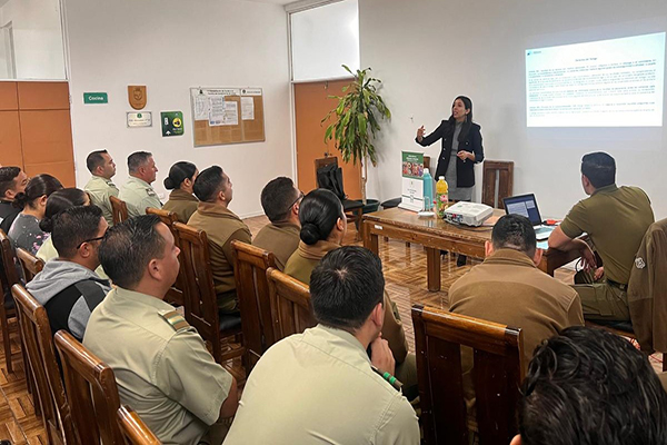 La defensora local jefe de Vallenar, N&aacute;yade Cifuentes, capacit&oacute; a los carabineros sobre los principales aspectos de la Ley 'Na&iacute;n Retamal'.