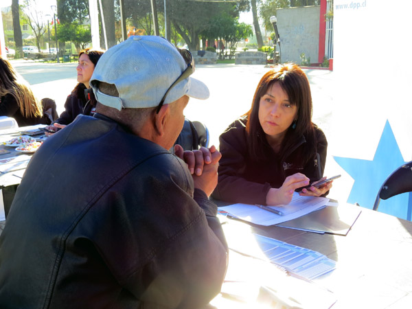 La asistente social Macarena Mart&iacute;nez se sum&oacute; a la atenci&oacute;n de p&uacute;blico en la plaza de justicia.