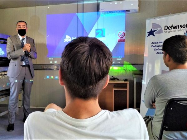 Tras ver el video &ldquo;21 razones para defenderte&rdquo;, los j&oacute;venes participaron activamente en un di&aacute;logo sobre sus derechos y obligaciones.