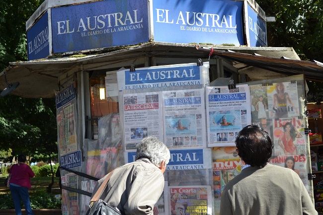 El Defensor Regional de La Araucan&iacute;a, Renato Gonz&aacute;lez Caro, en la portada del diario El Austral.