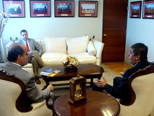 Alberto Ortega (al fondo, de frente) y V&iacute;ctor Providel (derecha) conversan con el ministro Fernando Carre&ntilde;o.