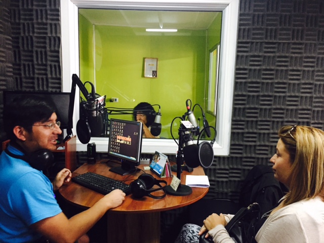 La defensora local de Taltal, Barbara Chand&iacute;a, durante la entrevista en Radio Definici&oacute;n FM.