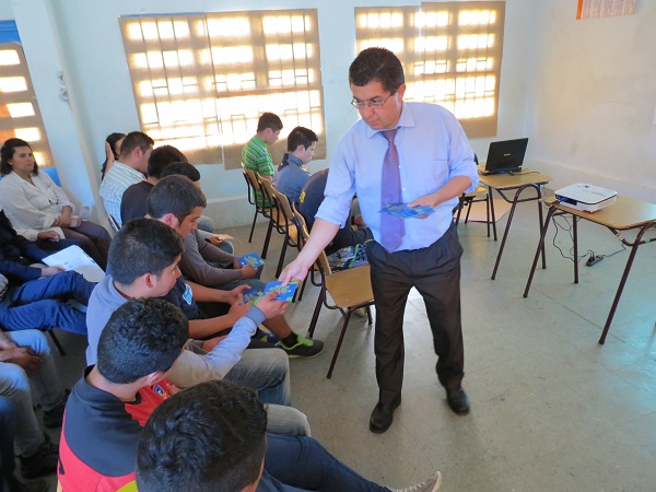 El abogado Didier Torres entreg&oacute; material de difusi&oacute;n al termino de la charla que dict&oacute; a jovenes en internaci&oacute;n provisoria en Talca