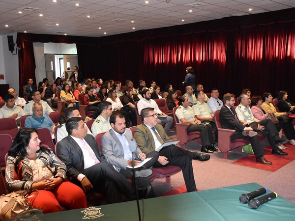 El Defensor Regional de Tarapac&aacute; entre los asistentes al seminario, antes de su exposici&oacute;n.