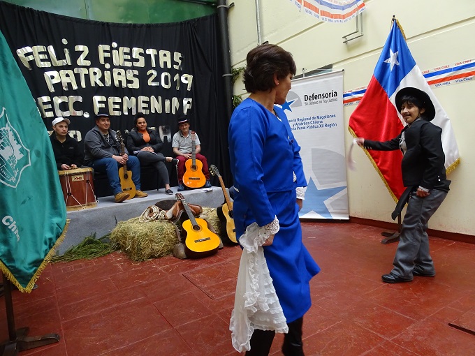 Los pies de cueca fueron bailados por las mismas internas de la secci&oacute;n femenina.