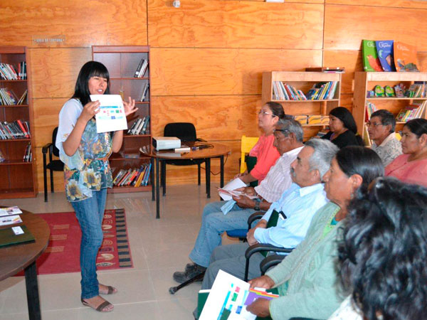 La facilitadora intercultural Andrea Mamani expuso este modelo de defensa especializada y luego contest&oacute; las dudas de los presentes.