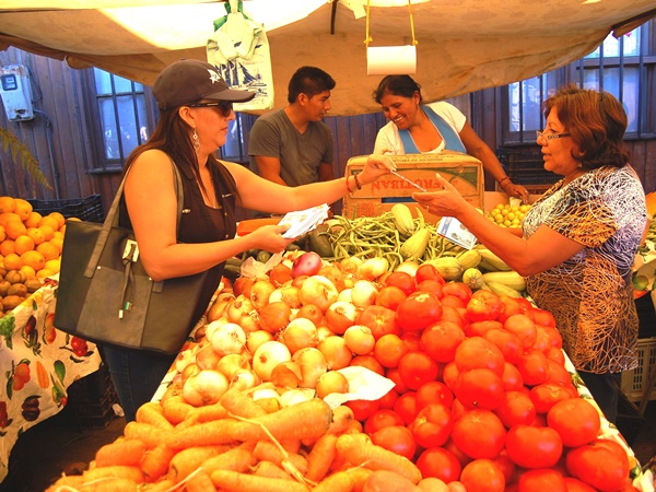 La Defensor&iacute;a estuvo en cada uno de los puestos de venta de la Feria Itinerante de Iquique, como parte de su participaci&oacute;n de una Plaza de Justicia.