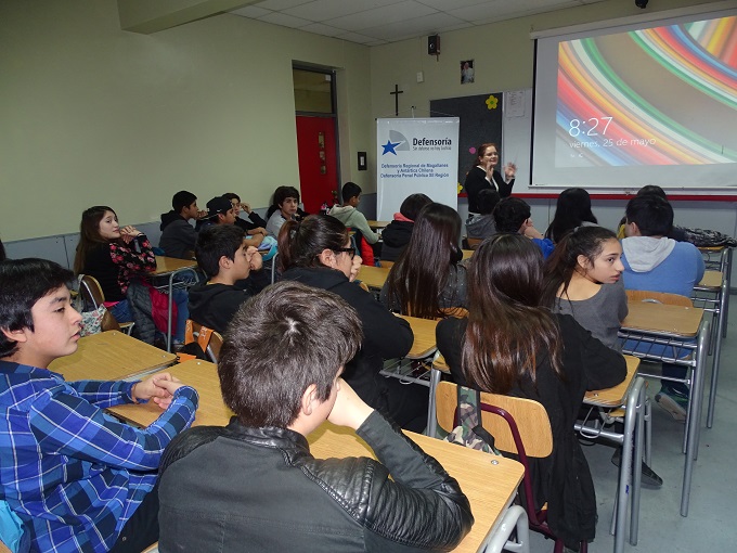 los j&oacute;venes participaron activamente de la charla de la jefa de Estudios de la Defensor&iacute;a en Magallanes, Ver&oacute;nica Reyes.