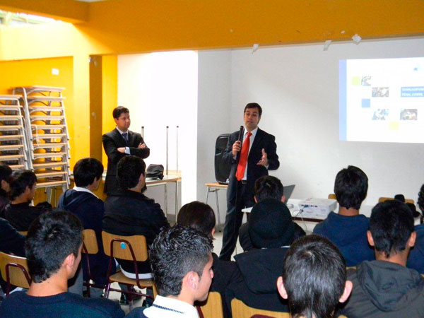 Los abogados Cristian Cajas y Cristi&aacute;n Sleman dialogaron con los alumnos de ense&ntilde;anza media del colegio talagantino.