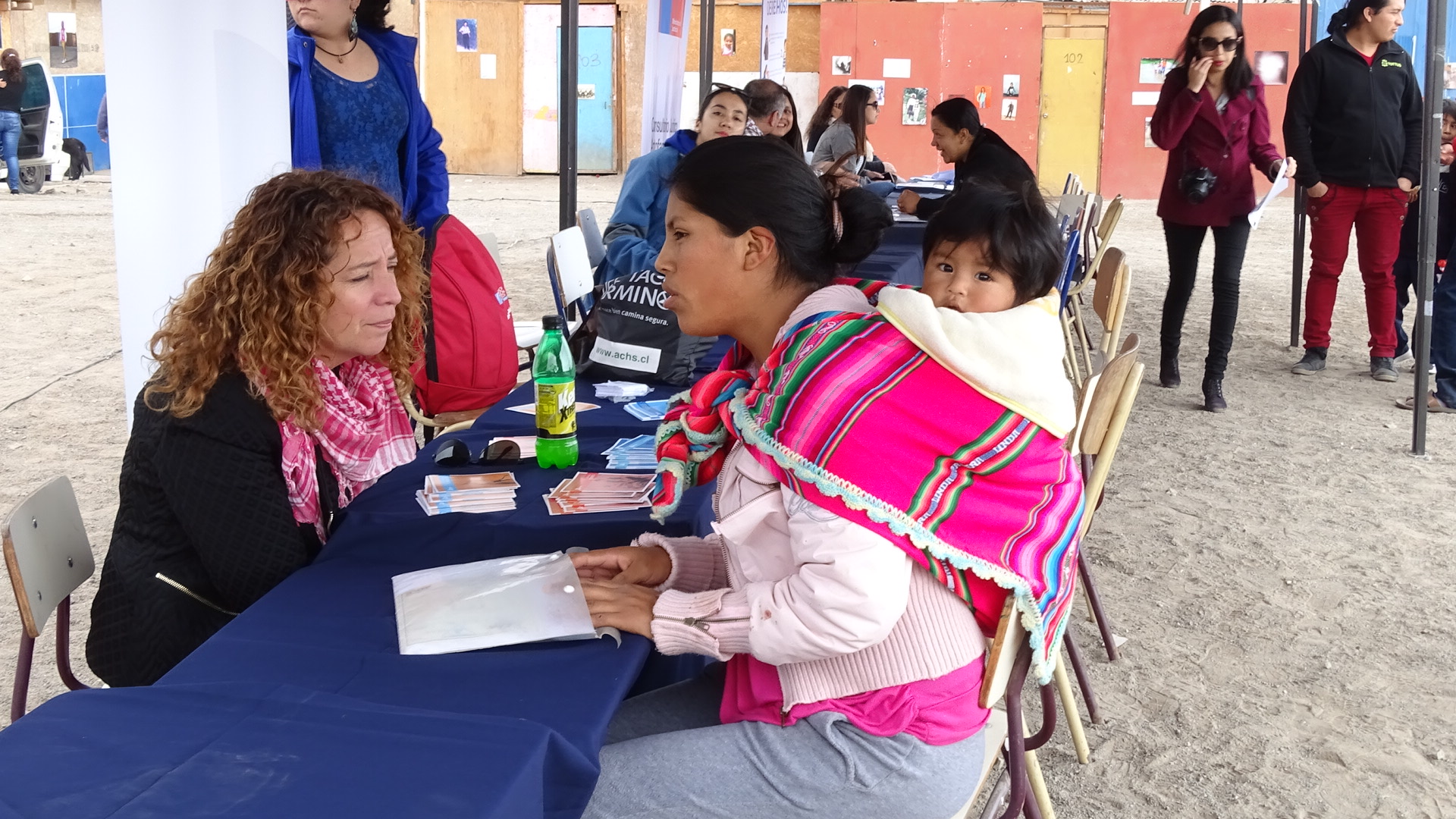 La encargada de la UAGD, Valentina Acu&ntilde;a, durante la atenci&oacute;n a vecinos de los campamentos.