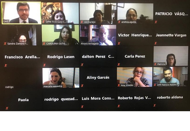 Los defensores p&uacute;blicos Lucy Catal&aacute;n y Rigoberto Ortiz durante la capacitaci&oacute;n sobre monitoreo telem&aacute;tico.