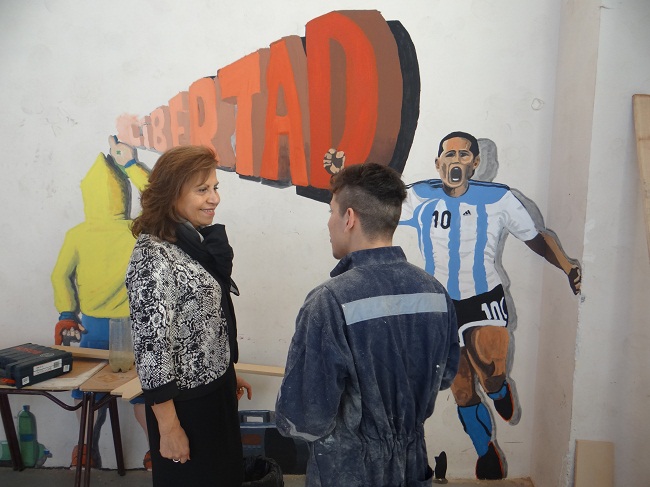 La Defensora Regional felicita a uno de los j&oacute;venes que cumple sanci&oacute;n en el centro, por su trabajo en el taller de muralismo.