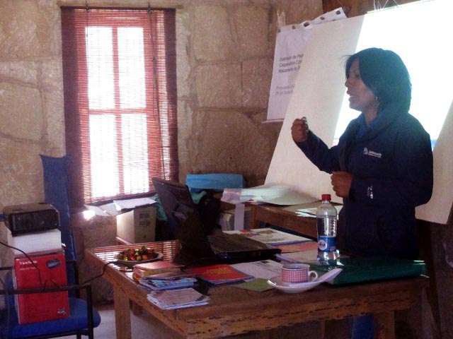 La facilitadora intercultural de la regi&oacute;n de Antofagasta, Marioli Lique explic&oacute; a los dirigentes de Quitor los alcances de la defensa indigena