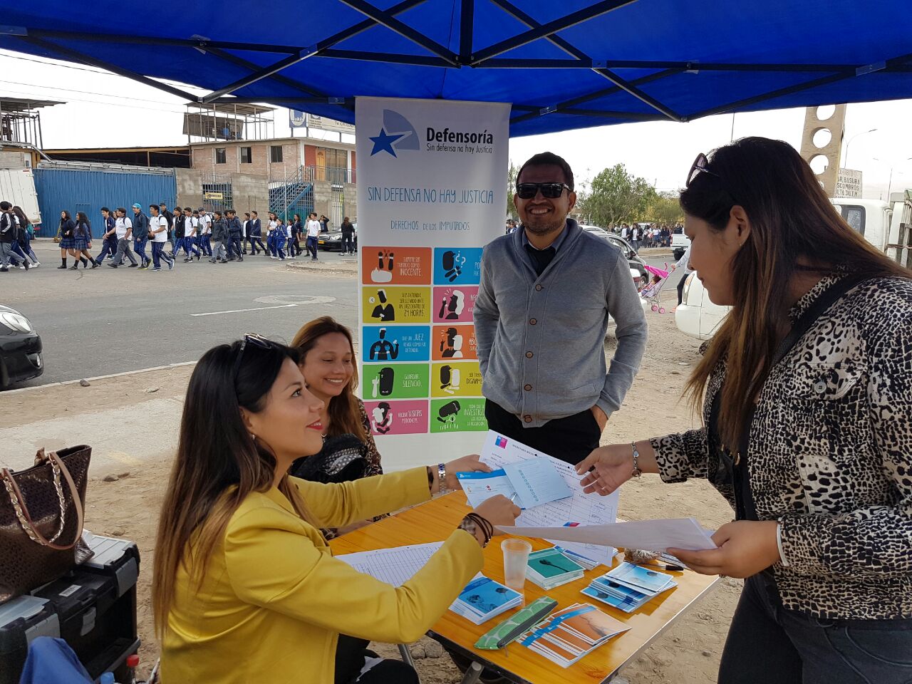 Funcionarios de la Defensor&iacute;a Regional de Arica y Parinacota atendieron el m&oacute;dulo institucional en la feria "Nueva Esperanza".