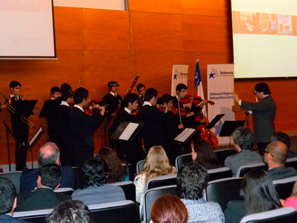 La orquesta de ni&ntilde;os del Colegio Nocedal de La Pintana sorprendi&oacute; a quienes asistieron a la cuenta p&uacute;blica 2013 de ambas Defensor&iacute;as Metropolitanas.
