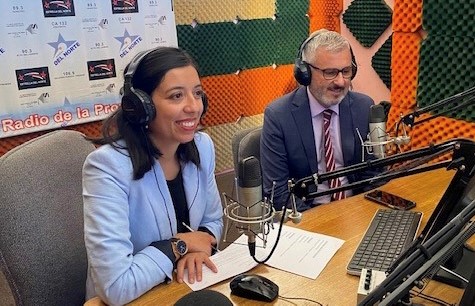 La defensora local jefe de Vallenar, Nayade Cifuentes junto al Defensor Regional en radio "Estrella del Norte".