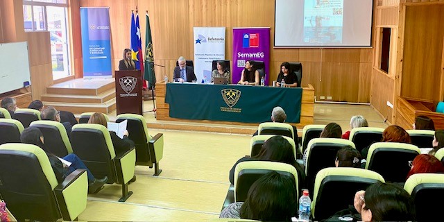 El Defensor Regional cumpli&oacute; la funci&oacute;n de moderador en el seminario.