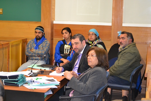 Durante el juicio oral simplificado, los defensores p&uacute;blicos Mar&iacute;a del Rosario Salamanca y Jaime L&oacute;pez junto a los cinco comuneros del Lof Rof&uacute;e.