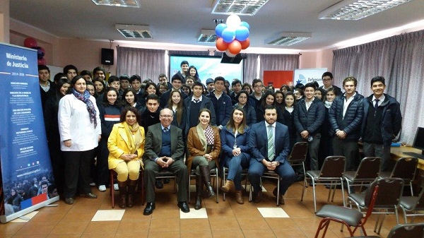 Junto a los alumnos aparecen el defensor juvenil Luis Acu&ntilde;a, la asistente social Mar&iacute;a Paz Sandoval y la seremi de Justicia, Claudia Lecerf.