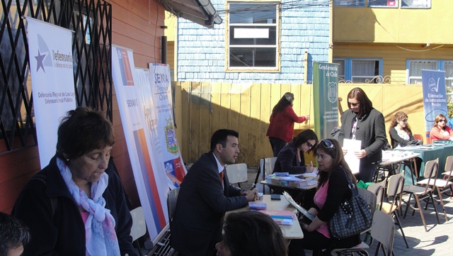 Los funcionarios de la DPP respondieron las consultas de los asistentes a la plaza.