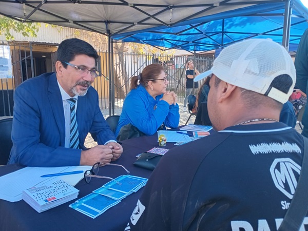 El Defensor Regional de O'Higgins, Claudio Aspe, lider&oacute; al equipo institucional en la atenci&oacute;n en terreno.