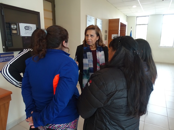Gustava Aguilar explic&oacute; a la imputada y sus familiares los alcances del veredicto dictado por los jueces.