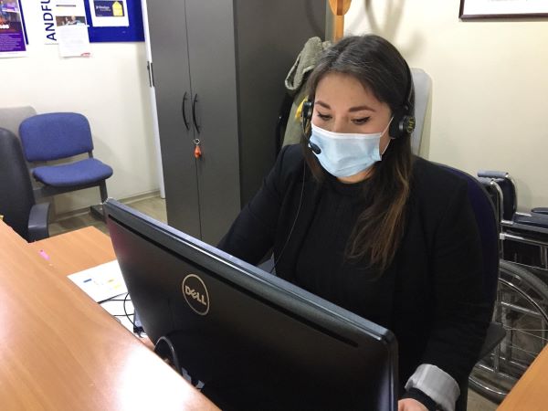 Tabita Aliste, recepcionista del 5&deg; piso en la Defensor&iacute;a Nacional, es una de las 'agentes telef&oacute;nicas' de 'InfoDefensa'.
