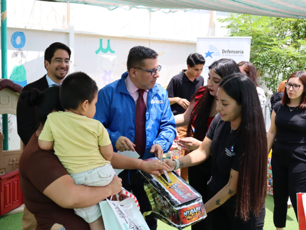 El equipo de Tarapac&aacute; entregando los regalos a ni&ntilde;os, ni&ntilde;as y mujeres embarazadas del penal de Iquique.