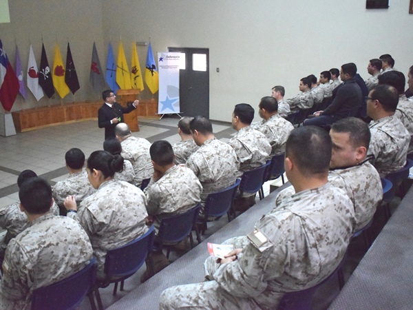 El jefe de Estudios de la Defensor&iacute;a Regional de Tarapac&aacute;, Gabriel Carri&oacute;n, expuso ante los uniformados.