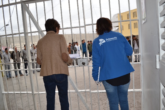 La Defensora Regional y la jefa de Estudios de Coquimbo dialogan con internos del penal serenense.