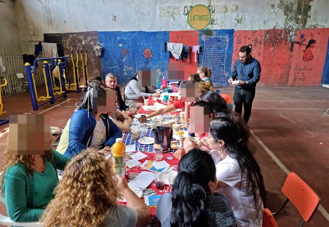 (Foto de archivo) El defensor p&uacute;blico penitenciario Jonathan Romo compartiendo con las mujeres del CPP de Chill&aacute;n.