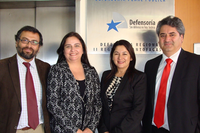 Los directivos de la Defensor&iacute;a Regional de Antofagasta junto a la gobernadora provincial, Fabiola Riveros.