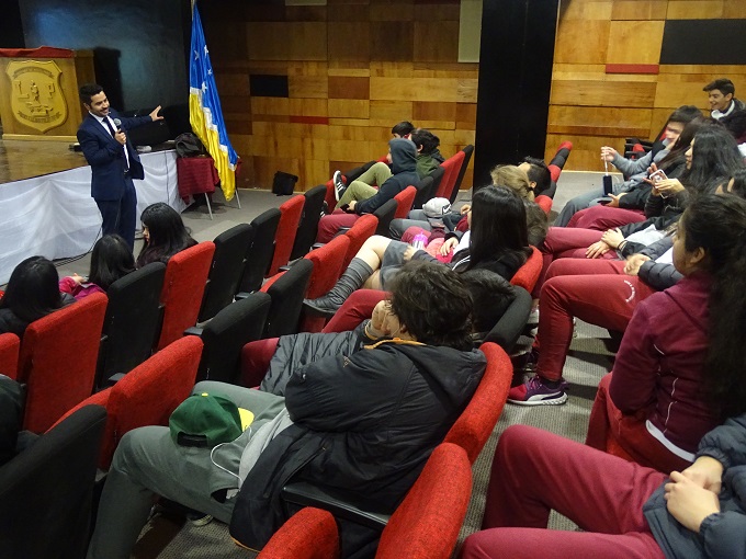 Un enriquecedor di&aacute;logo sostuvo el defensor juvenil con los alumnos.