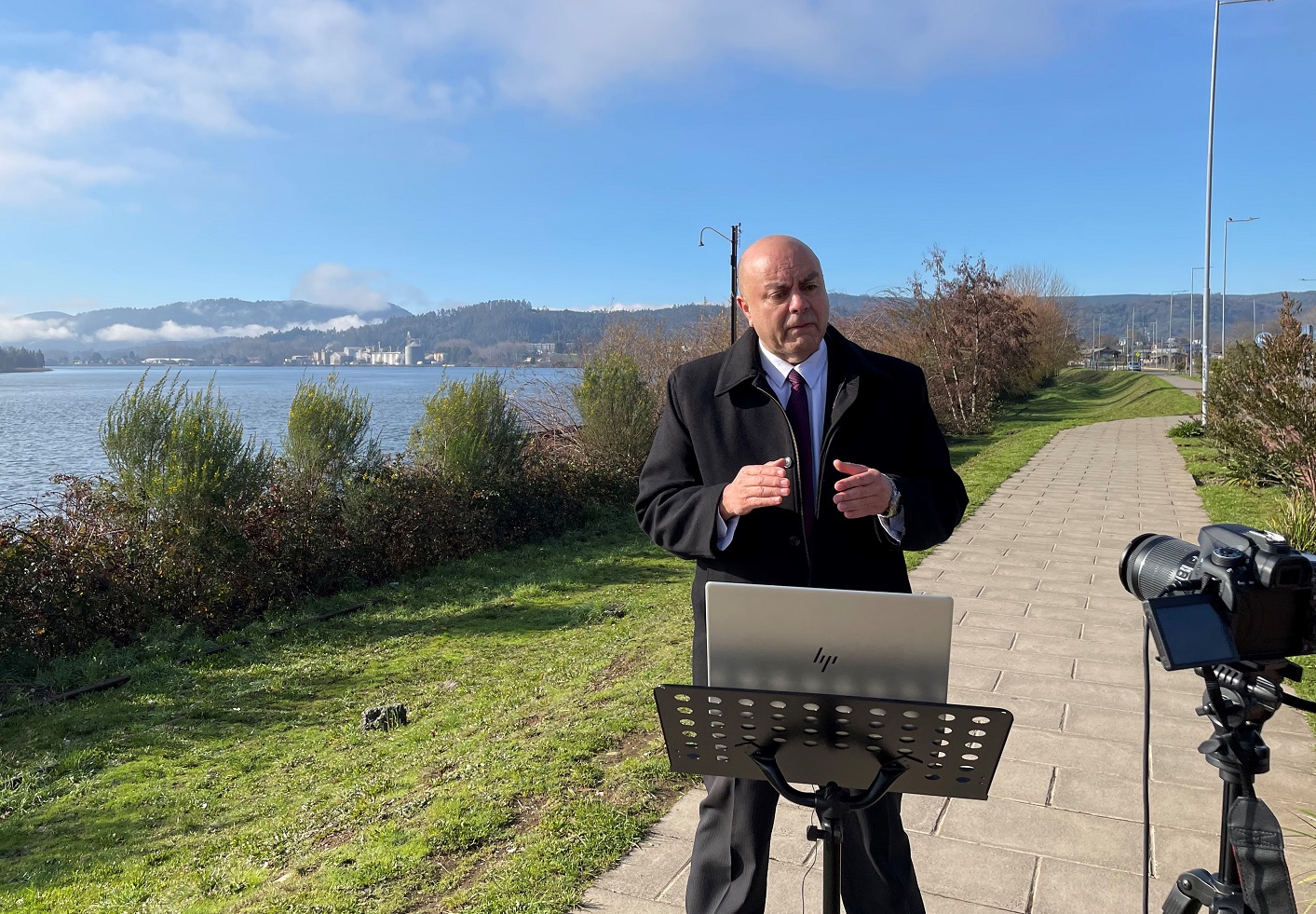 Desde la costanera, frente a la antigua estaci&oacute;n de trenes de Valdivia, el Defensor Regional destac&oacute; el programa piloto de defensa en comisar&iacute;as.