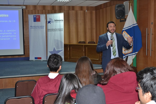 El defensor p&uacute;blico juvenil Luis Acu&ntilde;a Tapia con alumnos del Liceo "Pablo Neruda". 