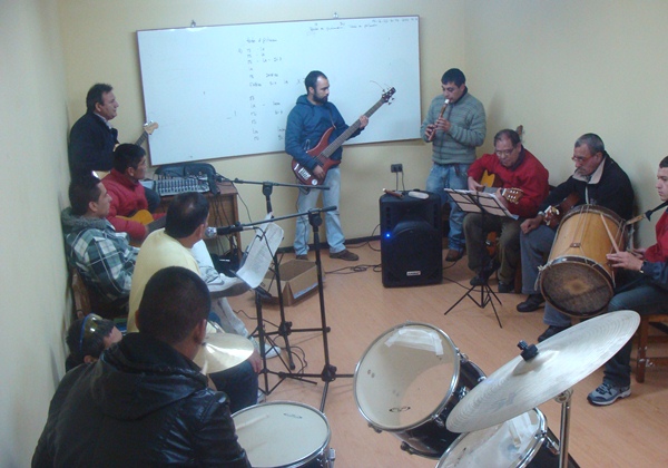 El proyecto &ldquo;Folclore para la reinseci&oacute;n&rdquo; entreg&oacute; instrumentos y equipos de amplificaci&oacute;n a los internos de la c&aacute;rcel de Peumo.