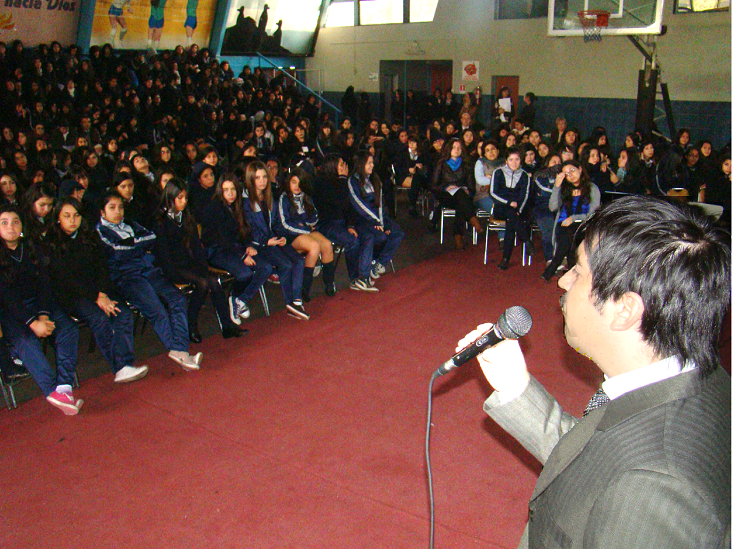 El defensor penal juvenil Francisco Concha expuso sobre la LRPA ante 947 alumnas del Liceo Blas Ca&ntilde;as.