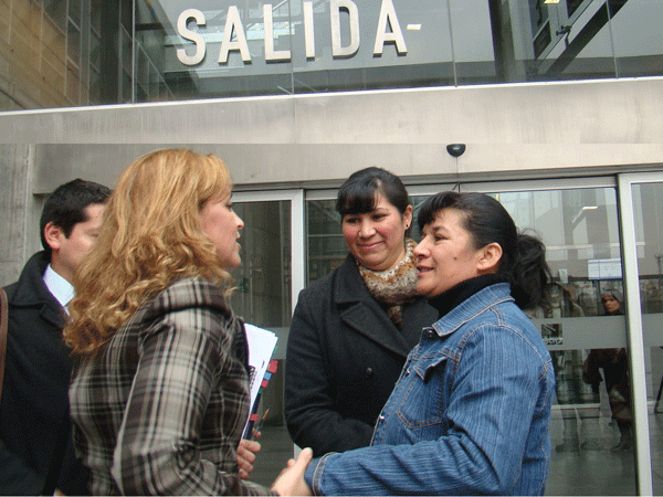 In&eacute;s Fuentes agracede a su defensora, Jaqueline Stubing, a la salida del tribunal.
