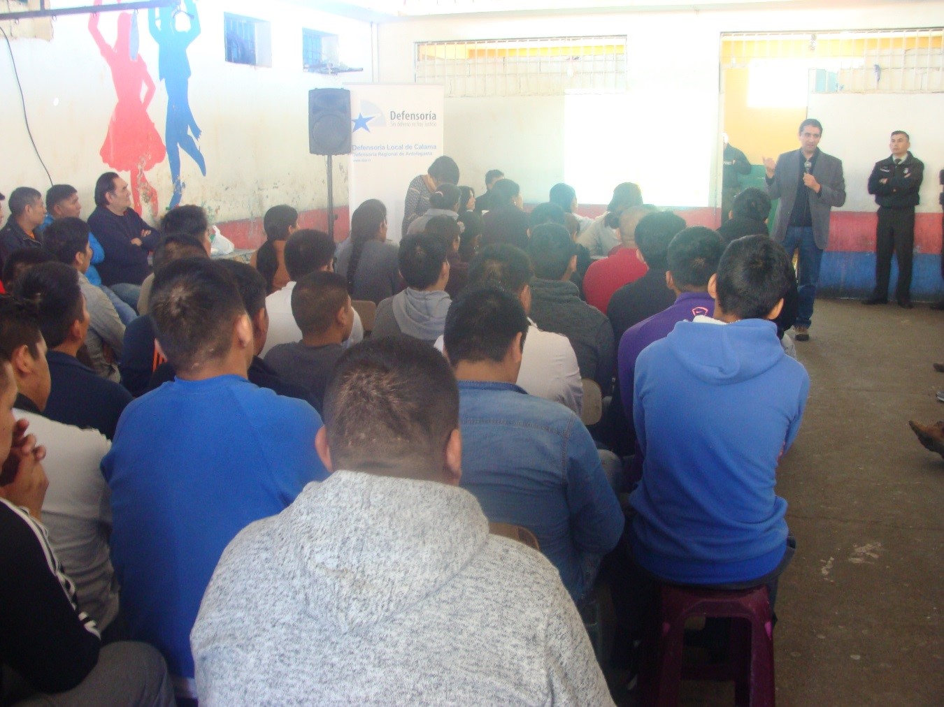 El defensor local jefe de Calama y el c&oacute;nsul de Bolivia se reunieron con los internos bolivianos de ascendencia ind&iacute;gena.