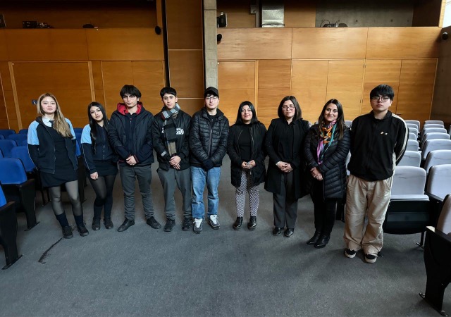 Los alumnos de los Liceos "Lastarria" y "Tajamar" junto a la defensora juvenil Mar&iacute;a Fernanda Aguilera y a la trabajadora social Carla Naranjo.