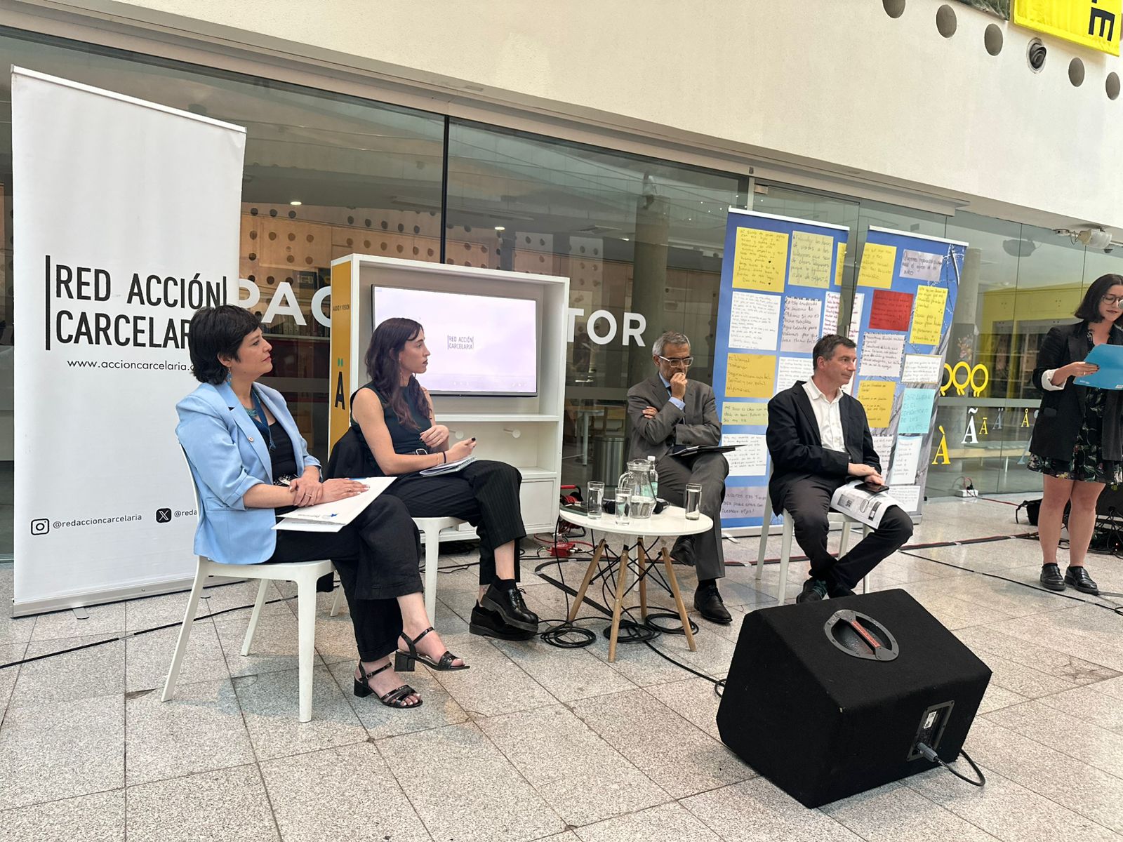 La Defensora Nacional, Ver&oacute;nica Encina, durante el conversatorio.