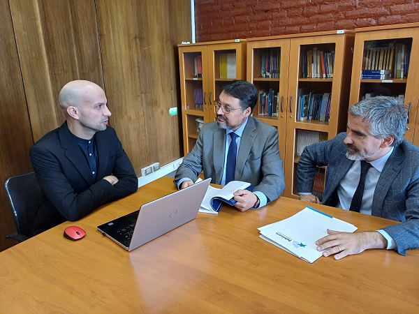 En la imagen, tres de los abogados de la Defensor&iacute;a Regional de Valpara&iacute;so que presentaron el recurso.