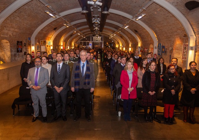 Los Defensores Regionales Metropolitanos Norte y Sur, junto a las autoridades y el p&uacute;blico que los acompa&ntilde;&oacute; en su balance de gesti&oacute;n 2023.