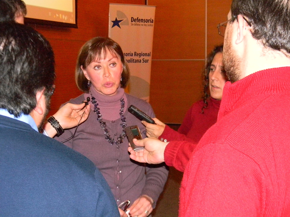 La defensora juvenil de San Bernardo, Carolina Mu&ntilde;oz, realiza su ejercicio pr&aacute;ctico.
