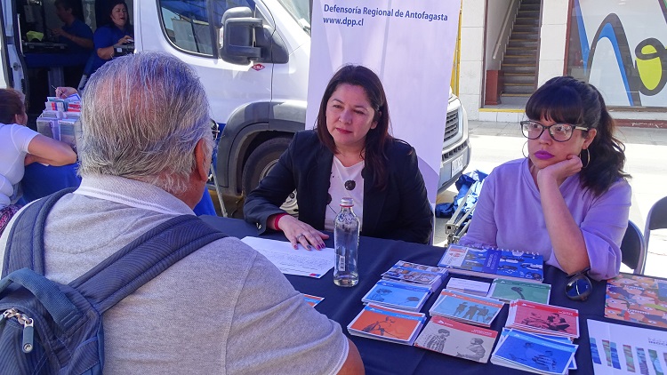 La Defensora Regional, Loreto Flores, encabez&oacute; la ateci&oacute;n en terreno en la 'Feria Int&eacute;grate'.