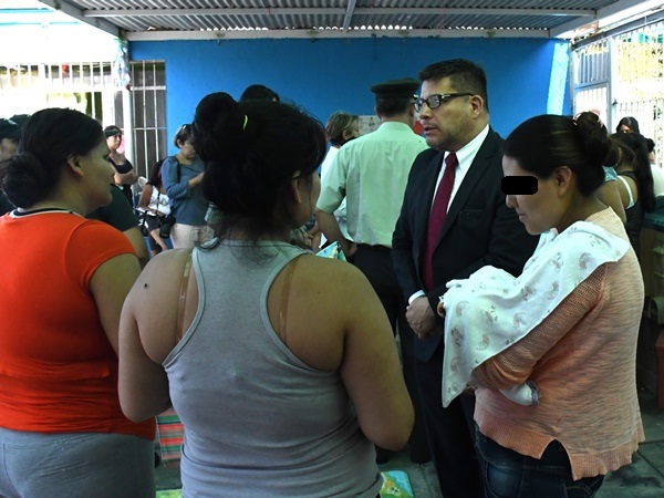 El Defensor Regional de Tarapac&aacute; en visita a la secci&oacute;n de embarazadas y madres con hijos lactantes del penal de Iquique.