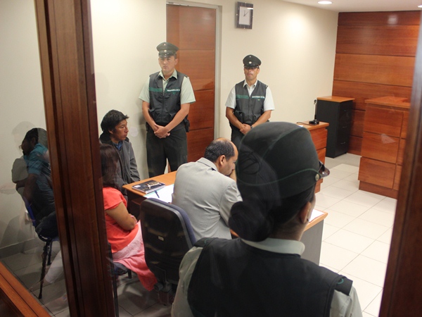 Defensor Ricardo Sanzana y la Facilitadora Intercultura In&eacute;s Flores en la audiencia de control de detenci&oacute;n de los aymaras acusados de caza furtiva.