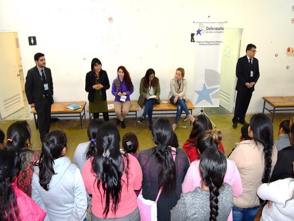 Las mujeres extranjeras, ind&iacute;&shy;genas e imputadas con prisi&oacute;n preventiva, durante el di&aacute;logo participativo cumplido en el penal de Alto Hospicio.