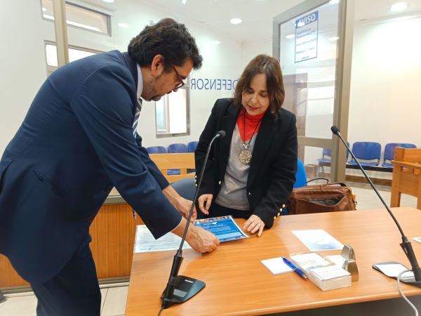 La Defensora Regional y el director administrativo instalaron material de difusi&oacute;n en salas de audiencias.