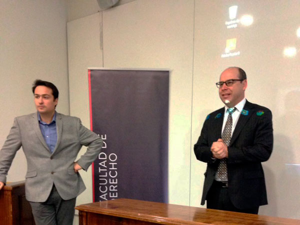 El jefe de Estudios de la Defensor&iacute;a, Rub&eacute;n Romero, dio la bienvenida a los alumnos. A su lado, el acad&eacute;mico Ricardo Lillo (UDP).